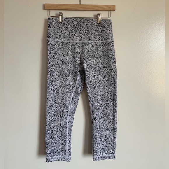 DITSY DAISY WHITE BLACK LULULEMON WUNDER UNDER CROP HI-RISE FULL-ON LUXTREME 21" - Picture 2 of 2